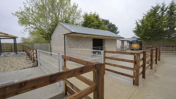 New donkey barn at Redwings Oxhill