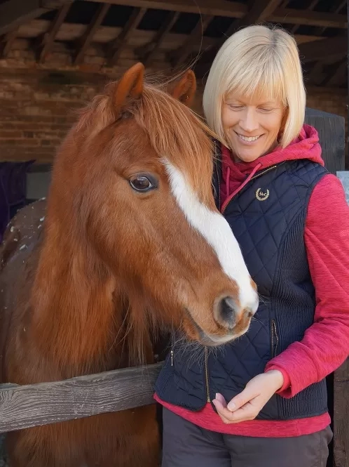 Photo of Nicola Jarvis with a chestnut pony.